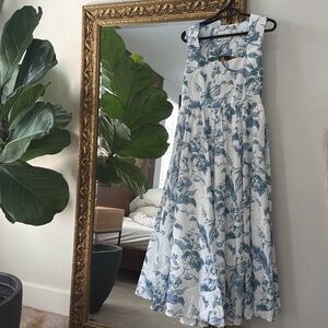 HYACINTH HOUSE
Dusty Blue Floral Maizie
Maxi Dress purchased from Tuckernuck
